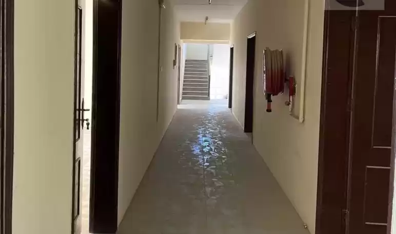 سكنية وتجارية عقار جاهز 7+ غرف  غير مفروش مخيم عمال  للإيجار في الدوحة #9048 - 1  صورة 